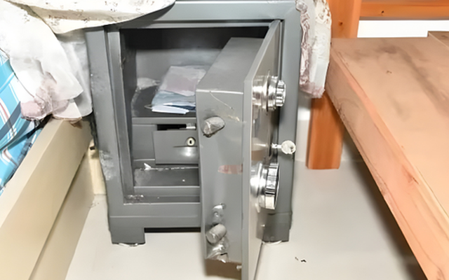 Đi làm xa gửi về nhà 33 triệu/tháng, người đàn ông chết lặng phát hiện ra bí mật trong két sắt