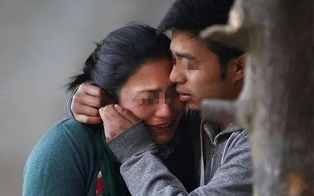 Bé gái 8 tuổi hét lúc nửa đêm, than đau bụng dưới - Kiểm tra toàn thân, bác sĩ hoảng hốt: "Gọi cảnh sát ngay!"