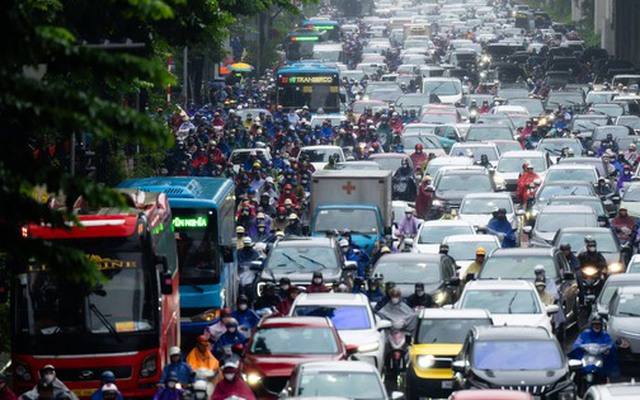 Hà Nội mưa lạnh 18 độ C ngày đầu tuần, người dân co ro giữa dòng xe ùn tắc