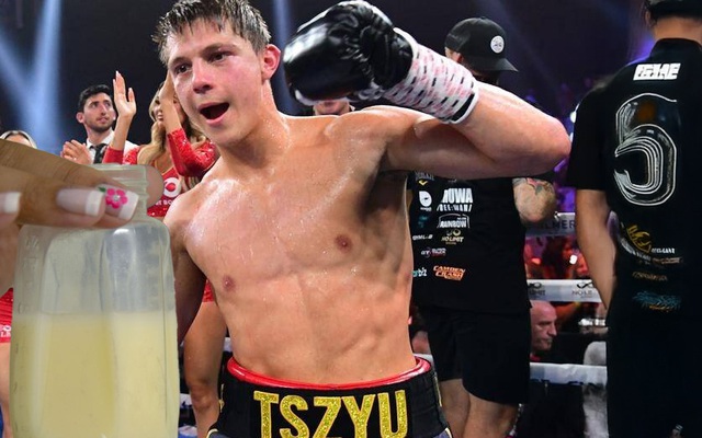 Võ sĩ boxing gây choáng váng với tiết lộ uống sữa vợ để tăng lực