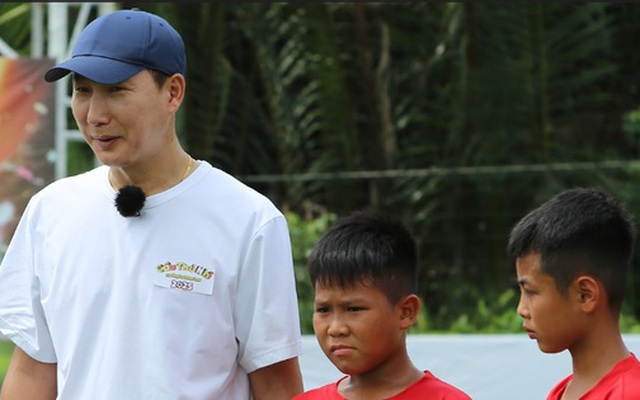 HLV Kim Sang Sik buồn bã khi một học trò rời đi