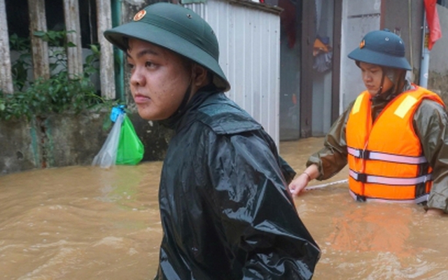 Nước dâng cao chảy xiết, người dân 'rốn lũ' Mẹ Suốt lại cuống cuồng sơ tán