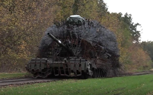 Xe tăng T-72B3 trở thành 'nhím kim loại' khổng lồ