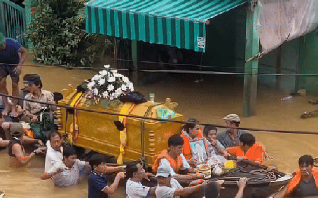 Khoảnh khắc xé lòng: Dùng ghe đưa linh cữu vượt nước lũ ở Hội An