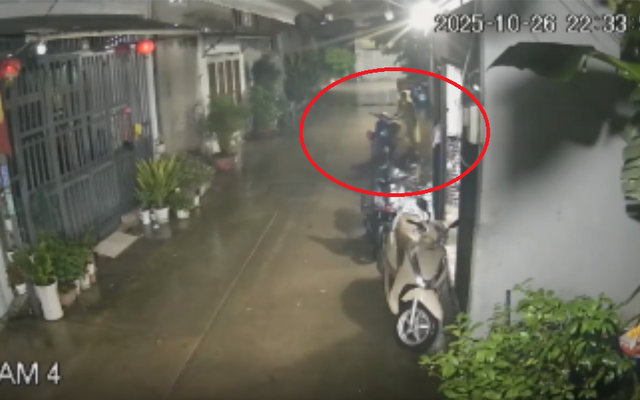 Không có phương tiện đi lại, người đàn ông đi trộm xe máy: Đoạn clip tố cáo hành vi