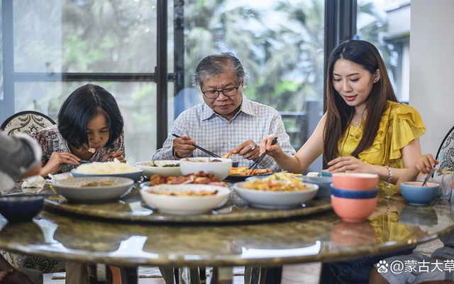 Sang nhà bà nội ăn cơm, con trai tôi buột miệng nói 1 câu khiến tất cả người lớn đứng hình: Không khí gượng gạo vô cùng!