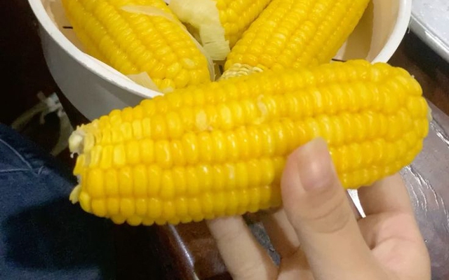 Tại sao nên thêm muối mà KHÔNG PHẢI ĐƯỜNG khi luộc ngô? Có 3 sự thật bất ngờ