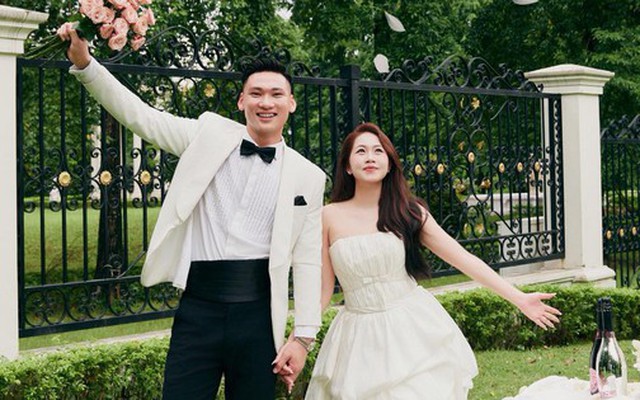 Thủ môn U23 Việt Nam cưới nữ tiếp viên hàng không