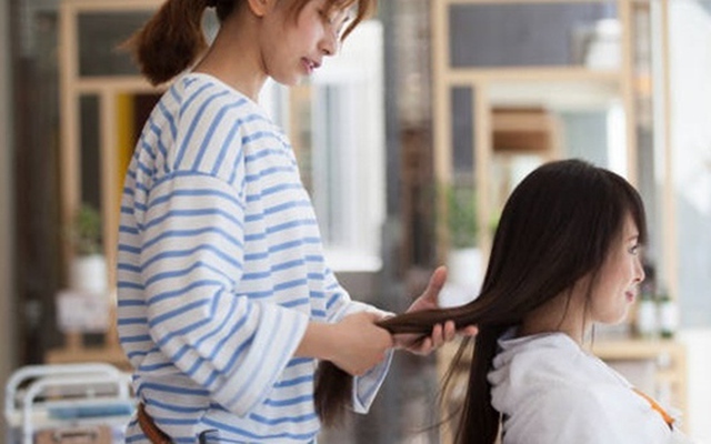 Tôi đi cắt tóc, thợ nhìn tóc tôi nói “Chị đang gặp chuyện lớn lắm”, đúng từng chi tiết, nhưng đến cuối tôi mới biết sự thật còn đáng sợ hơn