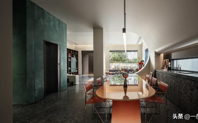 Vợ đi Mỹ, chồng ở nhà làm 1 việc “động trời” với biệt thự 700m2 rồi mới báo gia đình: “Đã đến lúc tôi sống thật với chính mình”