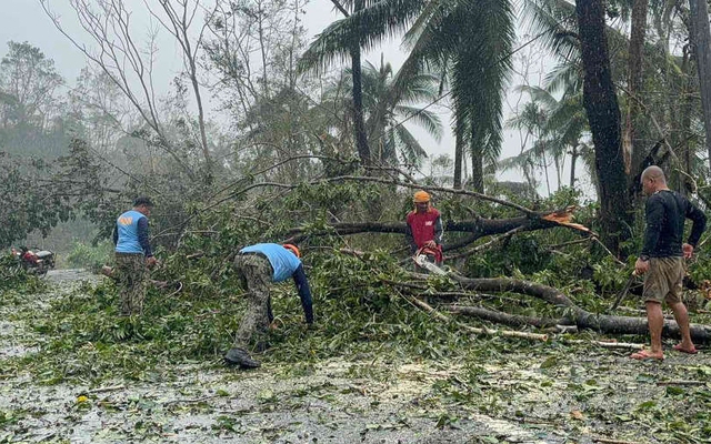 Đã có trường hợp tử vong đầu tiên do bão Kalmaegi: Hàng trăm nghìn người ảnh hưởng, phải sơ tán khẩn cấp