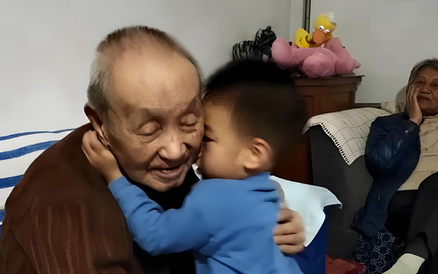 Bài văn "Ông tôi" của cậu bé lớp 2 giành giải Nhì toàn quốc, chỉ 26 chữ nhưng khiến ai cũng rơi lệ