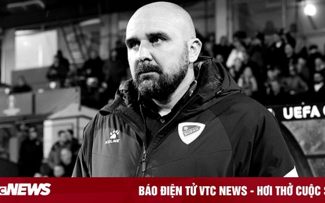 Huấn luyện viên vừa nhậm chức 10 ngày qua đời giữa trận đấu