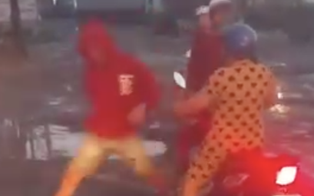 TP HCM: Xác minh video nam thanh niên mặc áo đỏ đập gãy gương ô tô tải