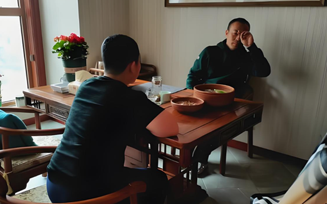 Bố dượng có trăm tỷ nhưng chỉ cho mẹ tôi 20 tỷ, nghe đọc di chúc tôi mới hiểu lòng người sâu thế nào!