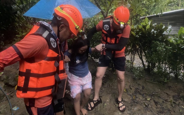 Bão Kalmaegi tàn phá: Gió giật 205 km/h, hàng nghìn người sơ tán, có nơi dân phải chui hang đá tránh nạn