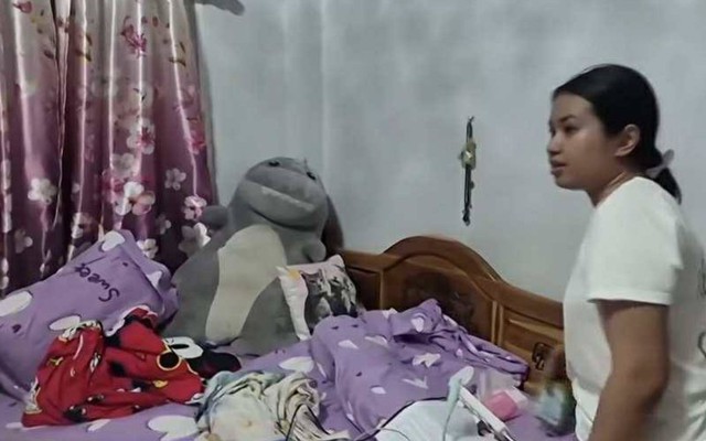 Cô gái mất hết tiền tiết kiệm, khi về nhà nhìn vào đôi giày để trước cửa thì hiểu ra tất cả