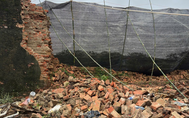 Mưa lũ lịch sử kéo sập 15 m tường Hoàng thành Huế