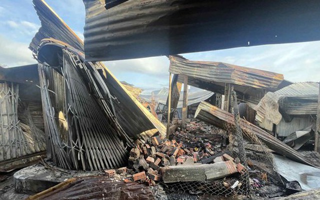 Hiện trường đổ nát ở chợ Bình Dương sau vụ cháy bất ngờ trong đêm