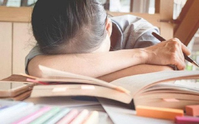 Cha mẹ cưỡng ép con học quá sức bị phạt tới 10 triệu đồng