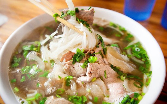 Mạng xã hội rộ tin ăn sáng với xôi, bún, phở "gây tích mỡ, rối loạn nội tiết": Bác sĩ nói gì?