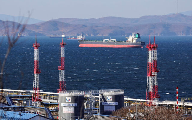 Nga bị 3 khách hàng lớn nhất 'quay lưng', doanh số bán dầu giảm kỷ lục, gần 400 triệu thùng lênh đênh trên biển chưa có ai mua