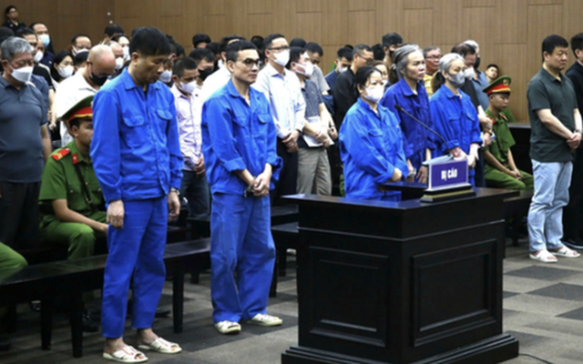 Cựu bí thư Thành ủy Hòa Bình cũ đánh bạc 112 tỉ đồng, thua 7 tỉ đồng nói kinh tế gia đình khó khăn