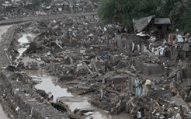 Bão Kalmaegi đổ bộ vào Philippines lần thứ 7, khung cảnh khắp nơi như "ngày tận thế"