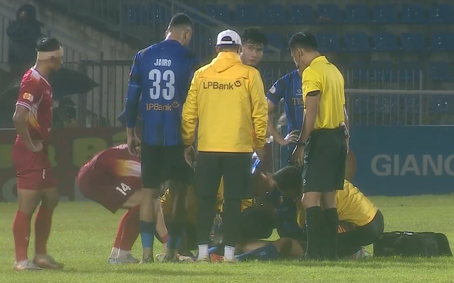 Trung vệ tuyển Việt Nam co giật trên sân