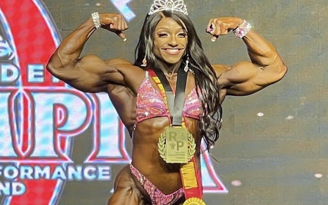 Cô gái có bắp tay cuồn cuộn đến đàn ông còn ngưỡng mộ nhưng nhìn gương mặt thì ngỡ ngàng