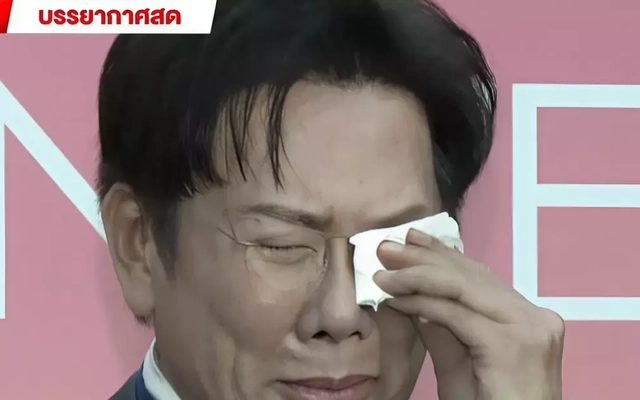 Ông Nawat khóc nức nở