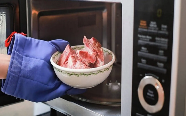 Rã đông thịt đừng dùng lò vi sóng mà thử 1 mẹo cực nhanh, chưa đến 5 phút thịt tươi ngon còn không bị ám mùi tanh