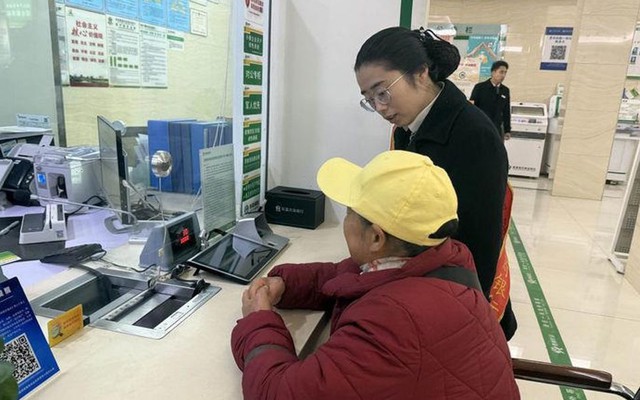 Gửi tiết kiệm 350 triệu đồng, 10 năm sau chỉ nhận được 1 nửa số tiền, ngân hàng hàng định: “Chúng tôi không sai”