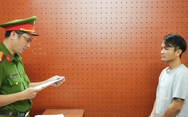 Khởi tố người đàn ông chống đối kiểm tra nồng độ cồn, tự đập đầu vào kính