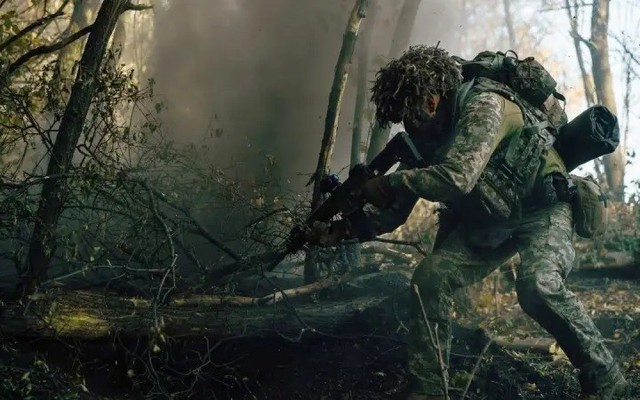 Iskander san phẳng điểm tập kết hàng trăm lính thủy đánh bộ