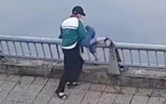 Bố của nam sinh bị bạn hành hung rồi hất xuống hồ: 'Hai cháu chơi thân, tôi không ngờ xảy ra chuyện'