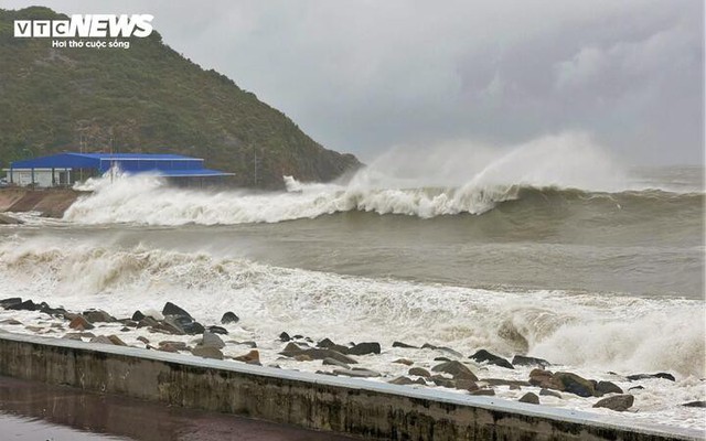 Rùng mình sóng biển gần chục mét ở Gia Lai, Đắk Lắk trước khi bão Kalmaegi đổ bộ