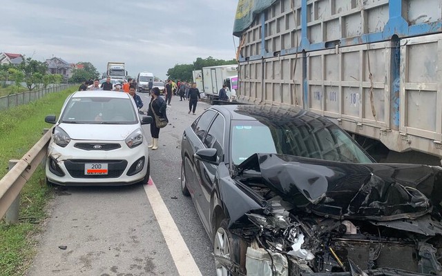 Tai nạn liên hoàn giữa 6 ô tô, cao tốc Hà Nội - Thái Nguyên ùn tắc hơn 2km