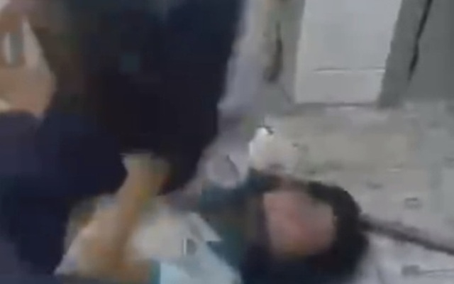 Xuất hiện thêm clip 2 nữ sinh túm tóc, quăng quật nhau trong nhà vệ sinh trường học