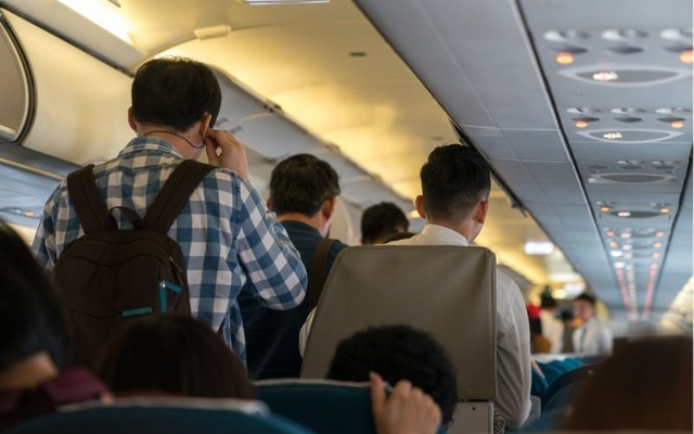 Ngủ suốt chuyến bay 14 tiếng, người đàn ông mắt tổn thương nặng khi vừa hạ cánh