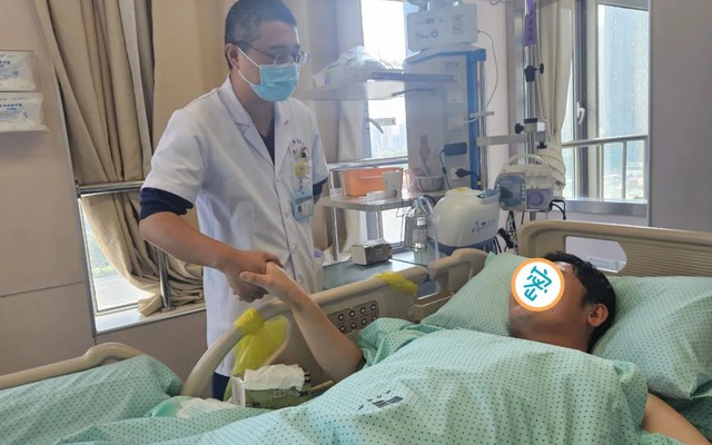 Nam tài xế 36 tuổi bất ngờ co giật, nguy kịch sau 12 ngày uống loại nước “nhiều người mê”