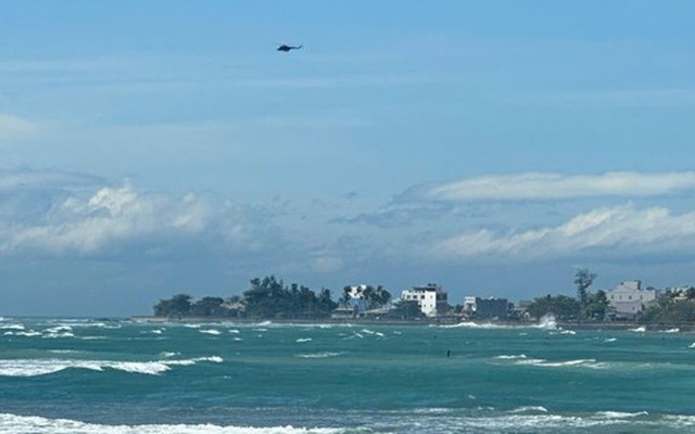 Trực thăng tham gia tìm kiếm 3 người mất tích ở Lý Sơn