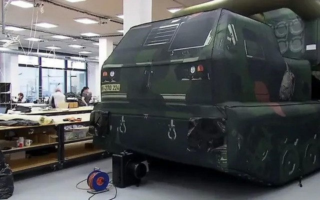 Mô hình bơm hơi không còn đánh lừa được vũ khí hủy diệt trên chiến trường