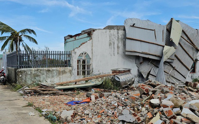 Thời khắc sinh tử của người đàn ông ở lại giữ nhà trong bão số 13