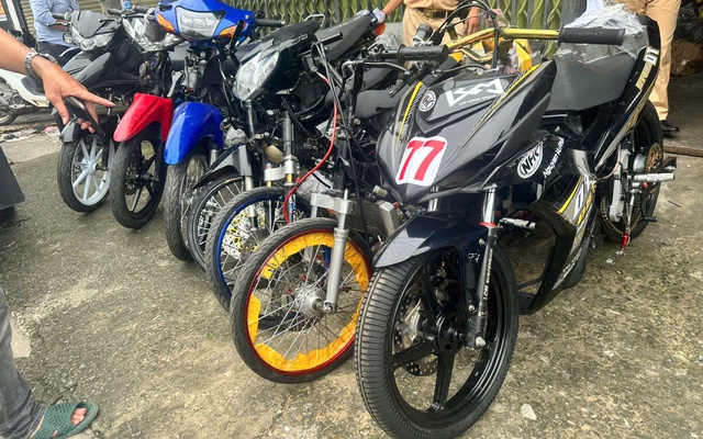 Công an TP HCM đột kích lò "độ chế" xe quy mô lớn