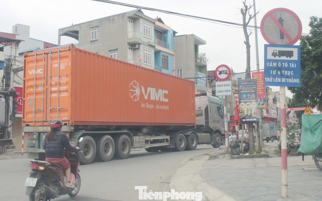 Cận cảnh xe tải trọng lớn phớt lờ biển cấm, nườm nượp 'cày nát' đường dân sinh ở Hưng Yên