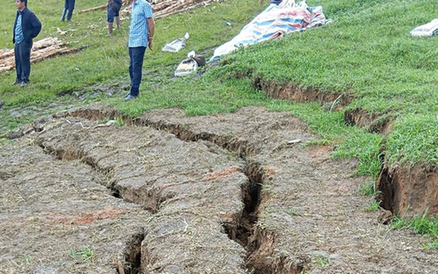 Hồ chứa 1,7 triệu m3 sạt trượt mái, nứt chân đập, Lâm Đồng cấp tốc di dời dân