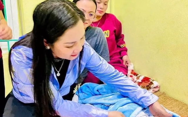 Bé trai sơ sinh kháu khỉnh bị bỏ rơi trước cổng nhà dân trong đêm