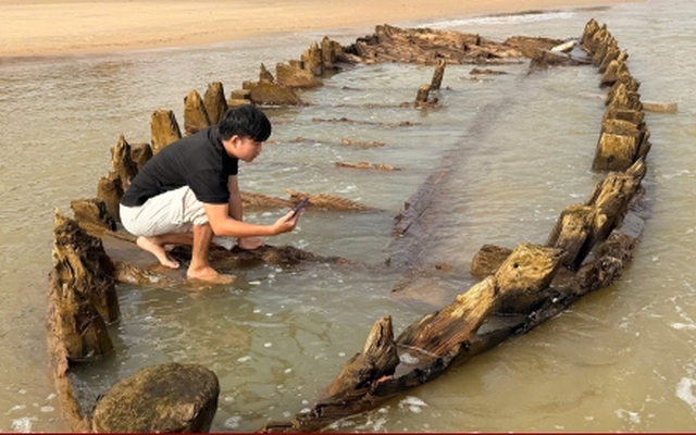 Cận cảnh tàu cổ 'lộ thiên' ven bờ biển Hội An sau mưa bão
