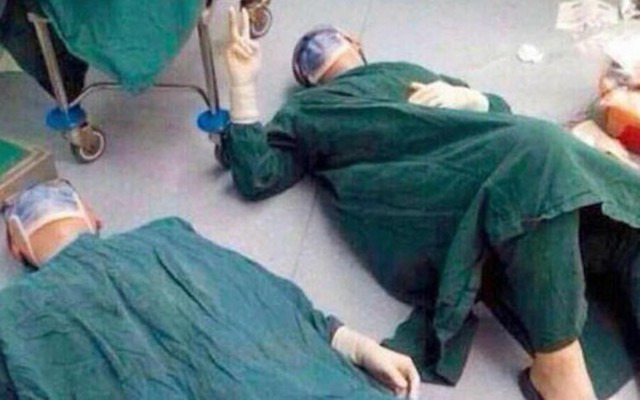 Bức ảnh 2 bác sĩ phẫu thuật nằm trên sàn phòng mổ lạnh lẽo viral khắp mạng